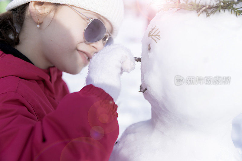 快乐的小女孩和雪人