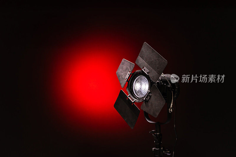 聚光灯与方向光与菲涅耳透镜在黑色和红色的背景