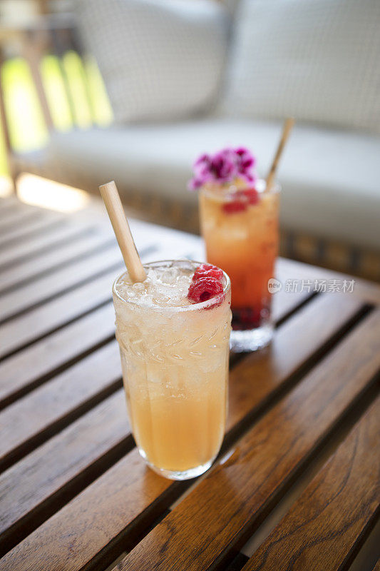 夏日茶点，鸡尾酒和新鲜水果