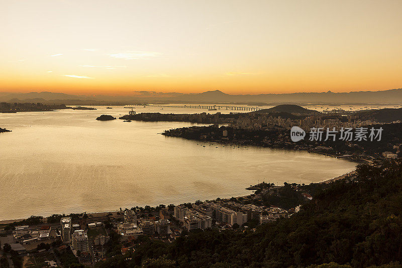 从尼泰罗伊的山上看到瓜纳巴拉湾的太阳