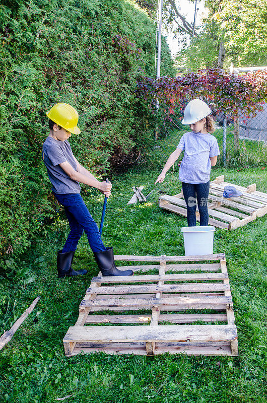 两个孩子在玩木托盘