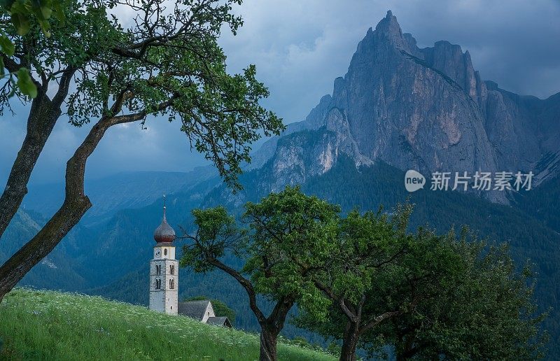 Dolomites的教堂