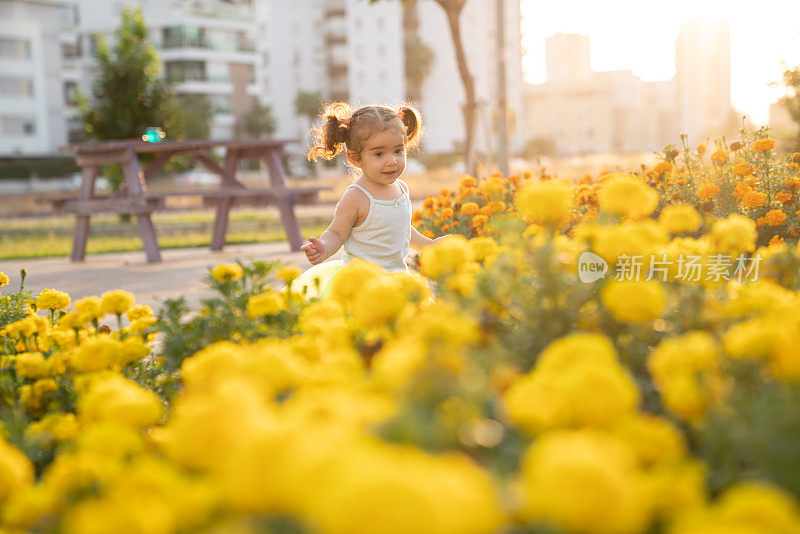 蹒跚学步的小女孩的肖像花园