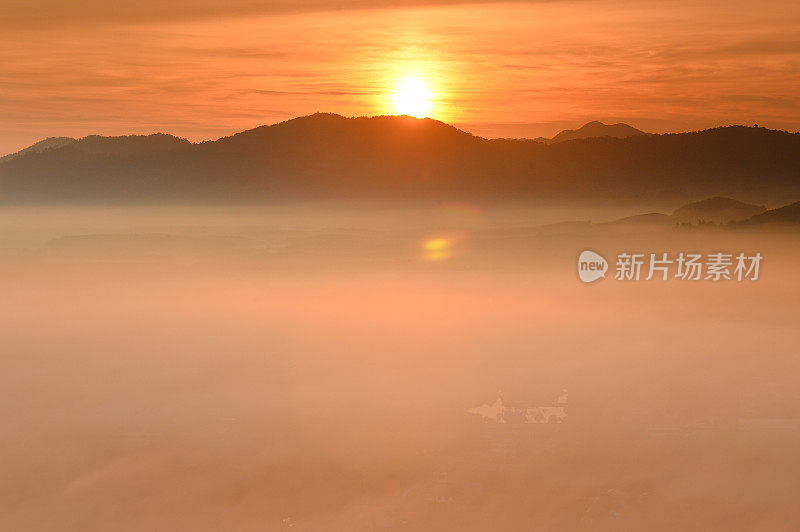 全景的自然景观，风景优美的日出和薄雾在泰国北部的山景