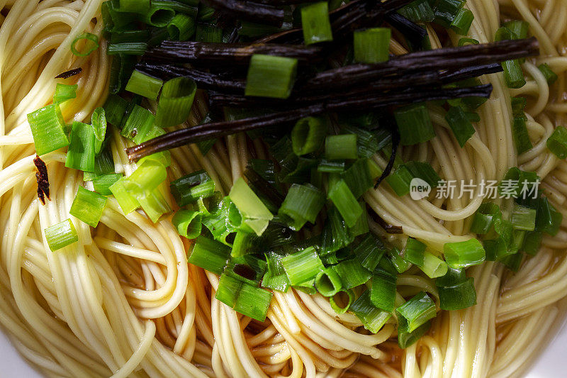 这是中国传统的面条，用橄榄油、酱油和葱搅拌而成