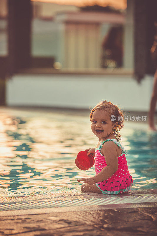 宝贝女儿在游泳池里玩得开心