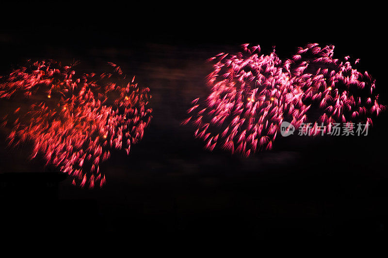 五颜六色的烟花在夜空中表演，庆祝新年的烟花