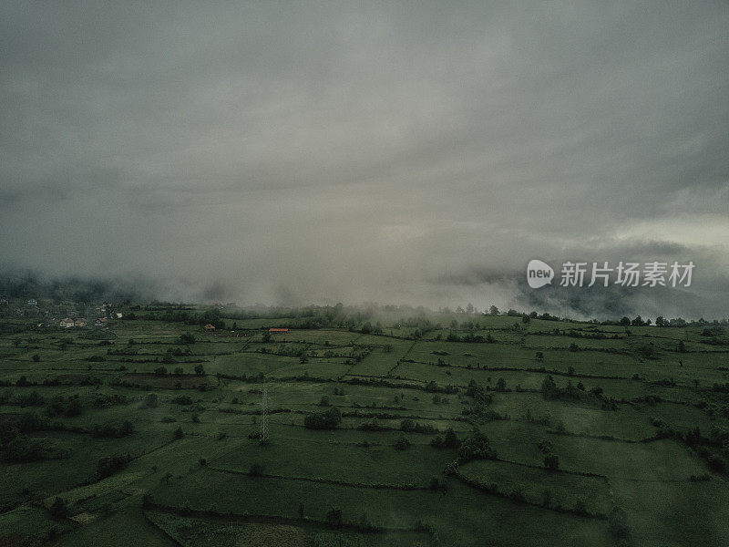波斯尼亚-黑塞哥维那空中雾蒙蒙的景象。