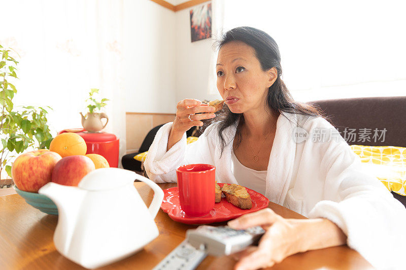 女人吃早餐