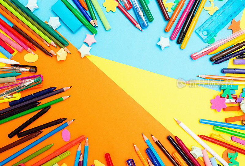 各种各样的钢笔和铅笔围绕在纸上的拷贝空间