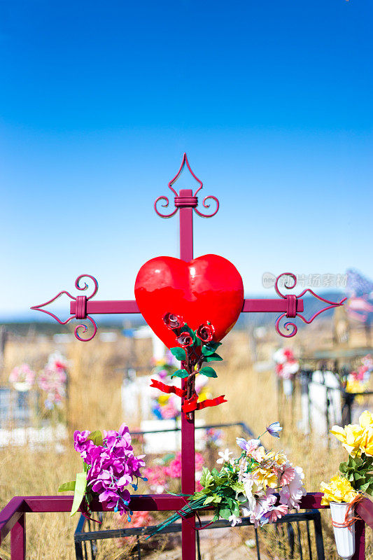 新墨西哥州:红色心形墓碑，特写