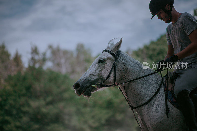 骑师在谷仓里骑马