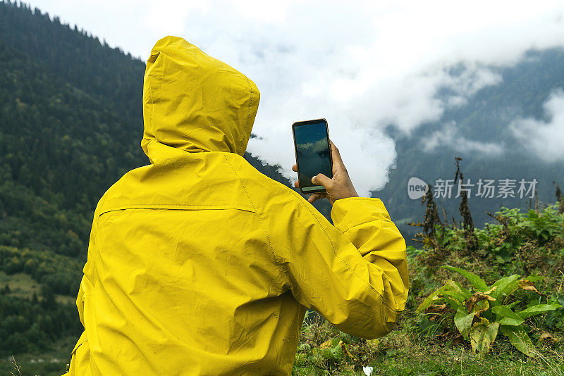 黄色雨衣的人