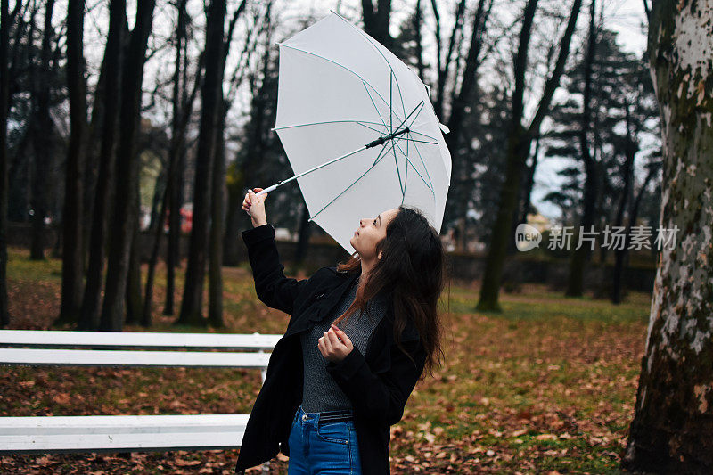 美丽的年轻女子享受着雨天