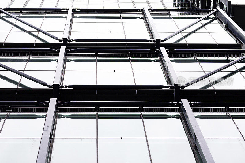特写现代办公建筑玻璃墙，低角度视角，抽象背景与复制空间