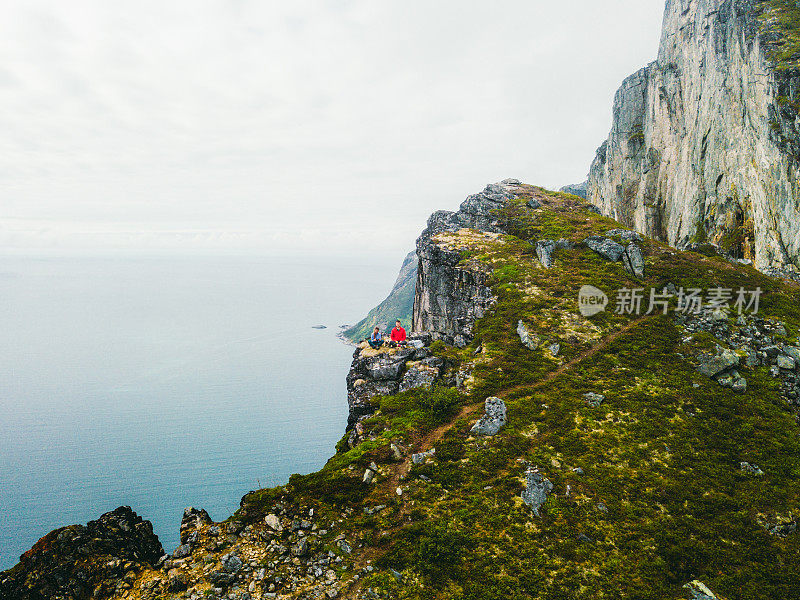 一对夫妇和狗在山顶休息，感受自由和幸福