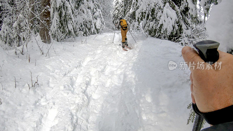 偏远地区的滑雪者登山