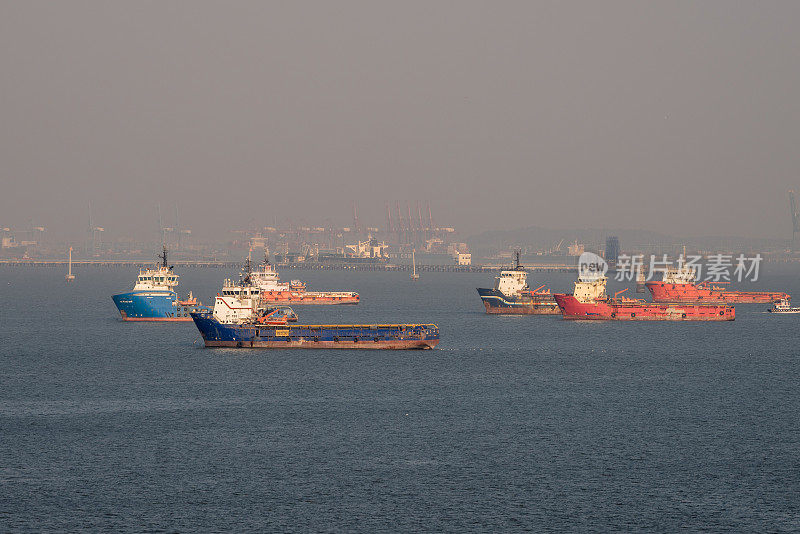 商业船只停泊在孟买附近