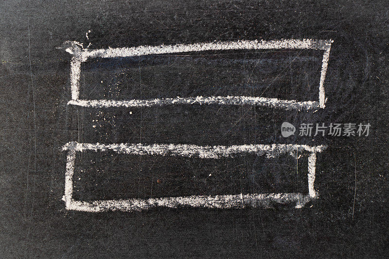 白色粉笔手画在方形或旗帜形状的黑板背景