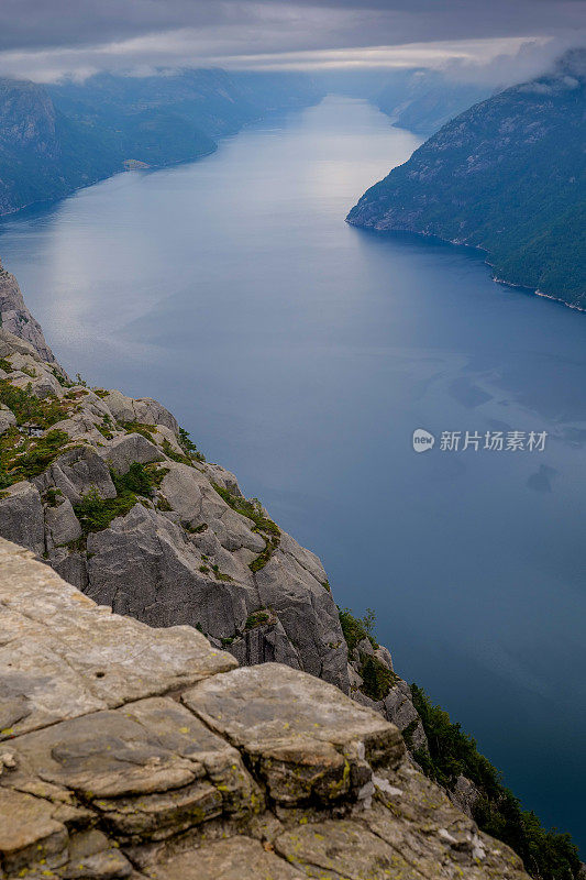 布道石地区和吕瑟峡湾在挪威南部的全景