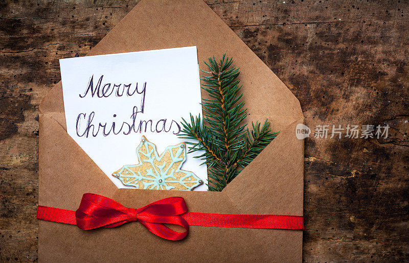 圣诞贺卡装在一个装饰过的信封里