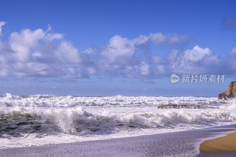 加利福尼亚海岸海滩上汹涌的海浪