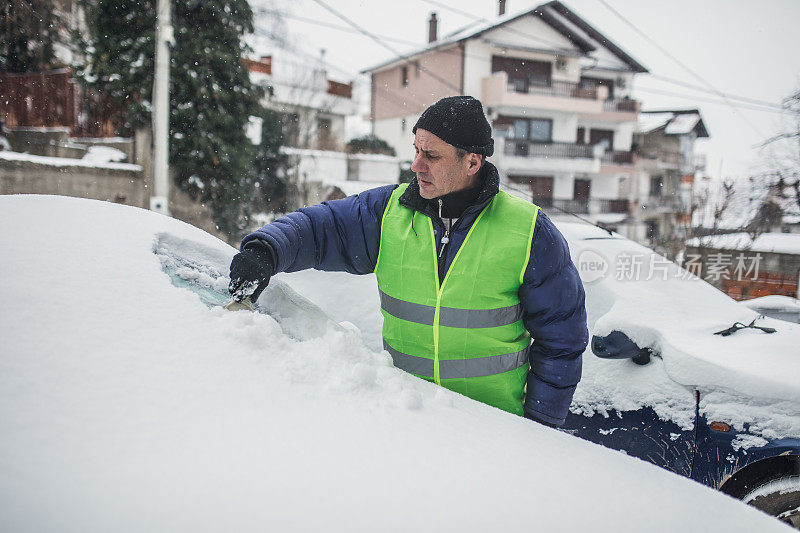 成熟男人清扫雪