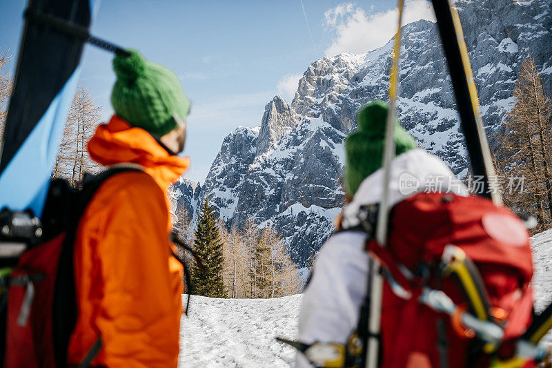 一对年轻夫妇在欣赏美丽的雪山