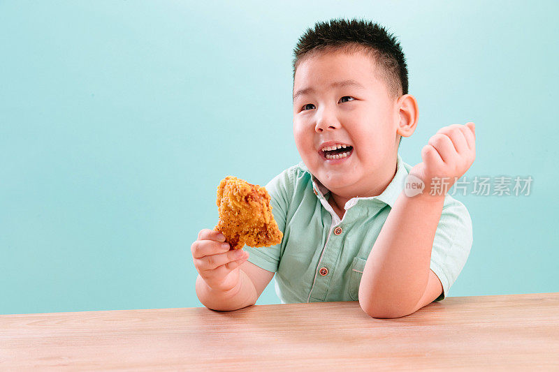 可爱的小男孩吃炸鸡