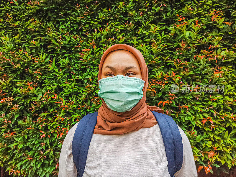 东南亚穆斯林妇女戴着口罩