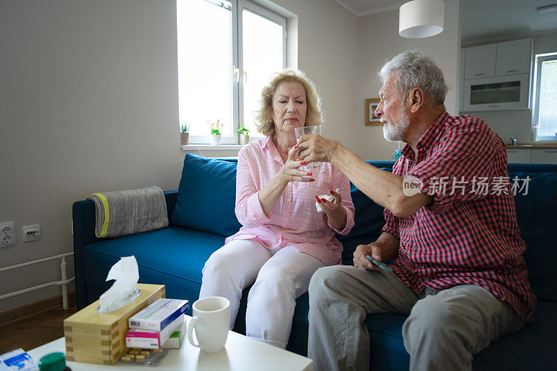 不管是疾病健康还是其他的一切年老的丈夫帮助他生病的配偶