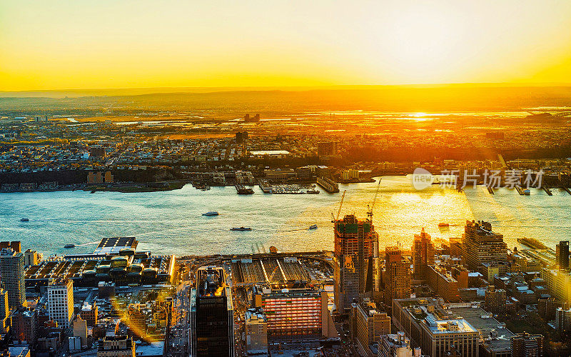 鸟瞰日落在曼哈顿西纽约反射