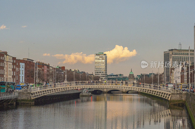 爱尔兰都柏林，利菲河上的哈彭尼桥。