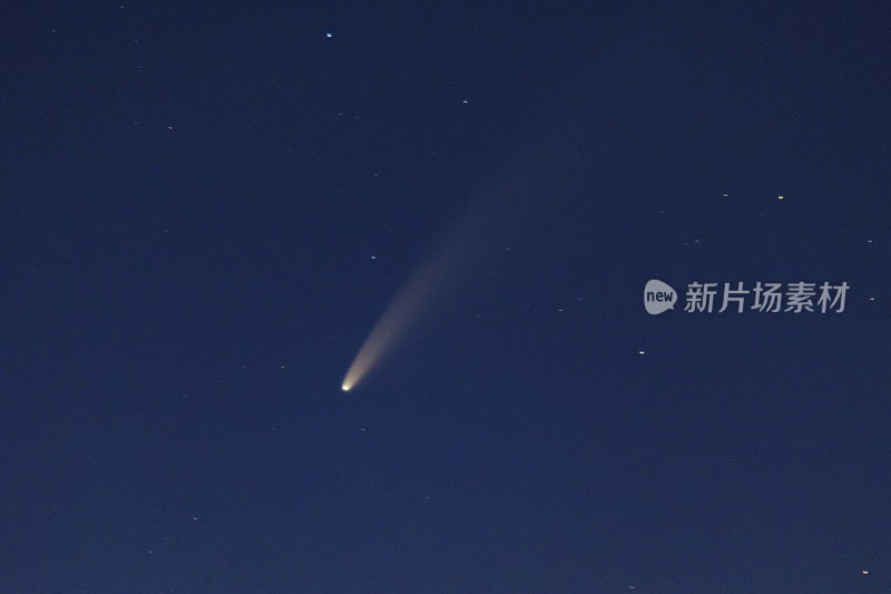 日落后黑暗夜空中的Neowise彗星