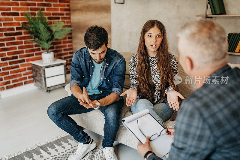 一对年轻夫妇正在接受心理医生的治疗