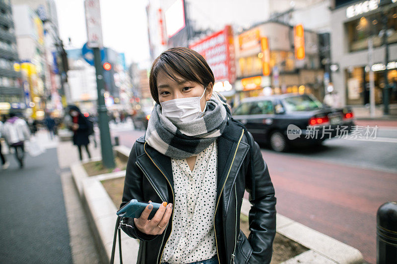 在城市里戴着保护面罩的年轻妇女的肖像