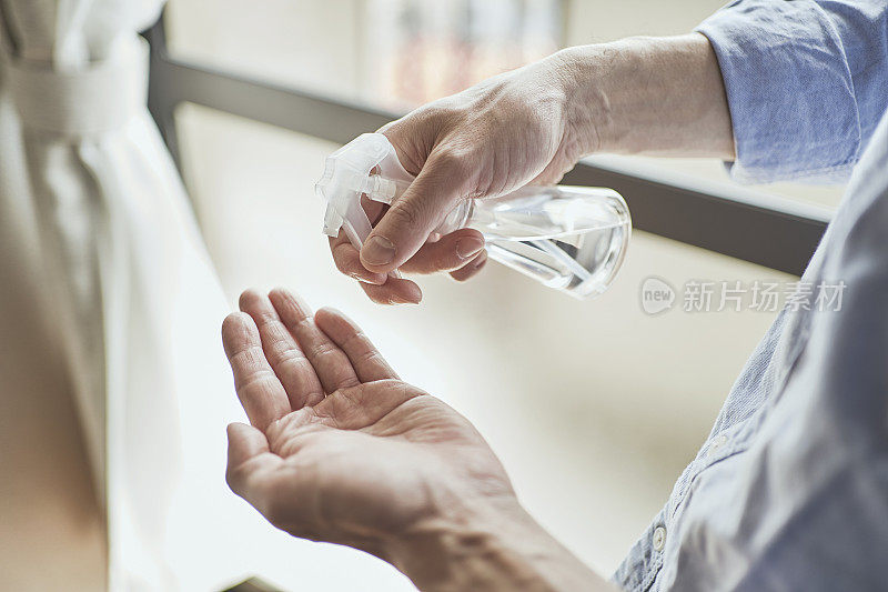 男子在家用酒精消毒双手