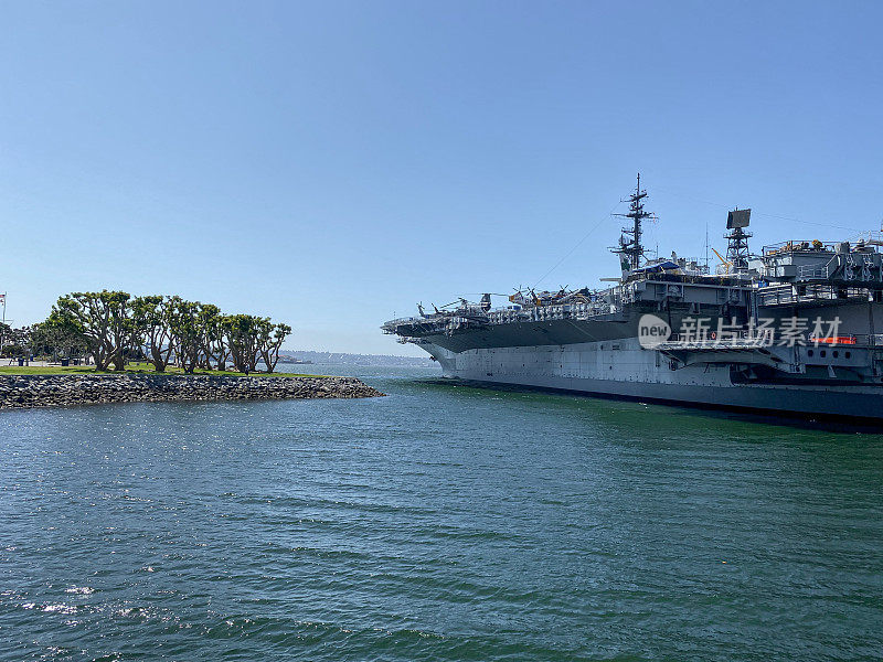 中途岛号海军退役舰停靠在圣地亚哥港