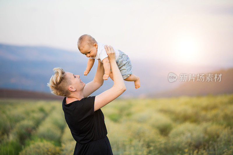 美丽的女人养了个儿子，夏天还帮儿子举起电梯。母亲和孩子的本质