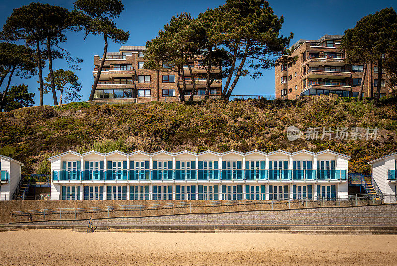 多塞特海岸上的海滩小屋