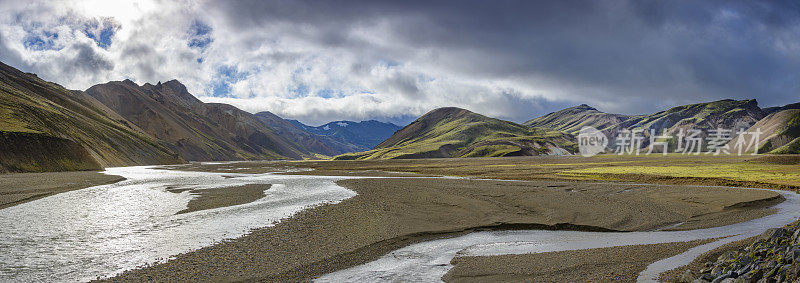 在冰岛中部一个阴天的夏天landmanalaugar的全景视图