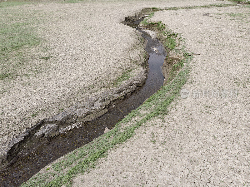 河流穿过干燥、贫瘠、龟裂的土地