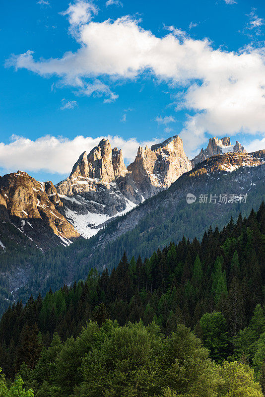 景物和群山的全景