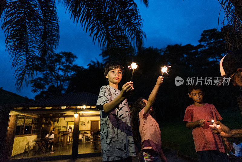 孩子们用亮晶晶的烟花迎接新年