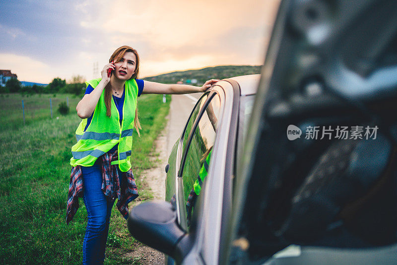 心烦意乱的女人正在呼叫紧急服务