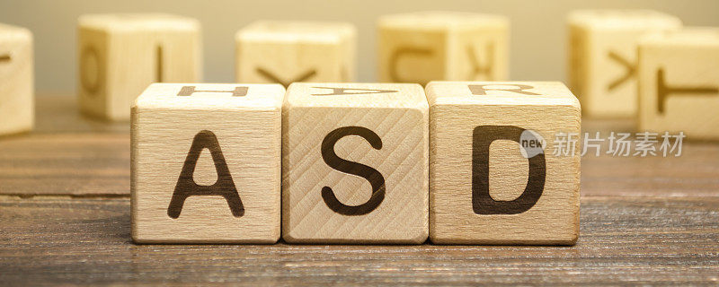 带有ASD字样的木块——自闭症谱系障碍。神经和发育障碍