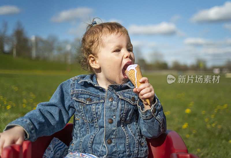 可爱的小女孩在吃冰淇淋