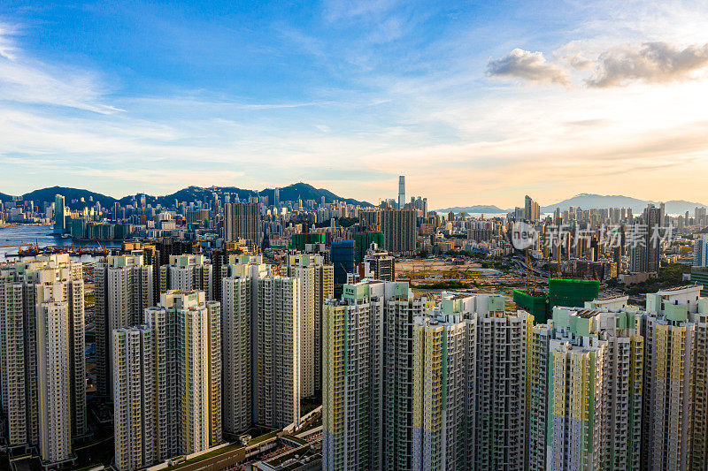 无人机拍摄的晴天空中九龙全景，香港