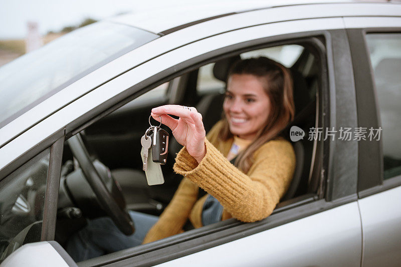 年轻女子在车里拿着车钥匙