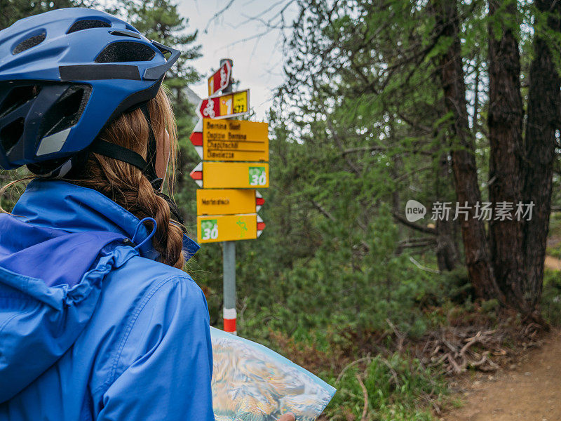 山地车停在路牌前